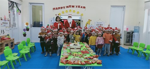 Các bé lớp MGN B5 vui tết Noel